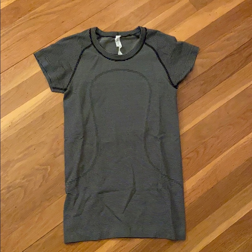 Swiftly tech lululemon shirt size 4